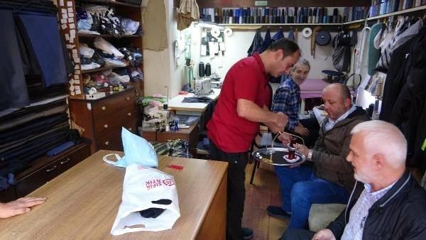 <p>‘MÜŞTERİLER DE ALIŞTI’</p>
<p> Aldığı aracın kendisine büyük kolaylık sağladığını belirten Murat İri, "Bizim mesafelerimiz çok uzun. Bu yüzden günde 40 bin, 42 bin adım atıyordum. </p>