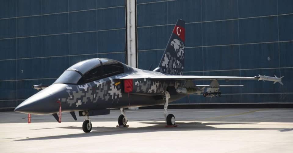 <p>Hürjet, tek motorlu, tandem ve modern aviyonik süite sahip kokpitiyle üstün performans özelliklerini kullanarak kritik rol oynamak üzere tasarlandı. Hürjet'in Türk Hava Kuvvetlerinin envanterinde bulunan T-38 jet eğitim uçakları ile akrotim gösterilerinde kullanılan F-5 uçaklarının yerini alması, 3 bin kilogram faydalı yük kapasitesine sahip "hafif taarruz uçağı" konfigürasyonuyla da F-16'ların yakın hava destek ve savaş eğitim uçağı rollerini paylaşması hedefleniyor.</p>
