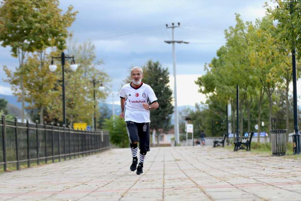 <p><strong>- "Allah ömür verirse uzun yıllar daha koşmayı düşünüyorum"</strong></p>
<p>Fikri Nakkaş, AA muhabirine, spora küçüklüğünden bu yana ilgili duyduğunu belirterek, 30 yıldır da düzenli bir şekilde koştuğunu söyledi.</p>
<p> </p>
