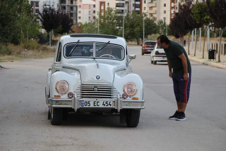 <p>Hurdasına bile 30 bin euro istiyorlar” dedi.<br />
67 yaşındaki Bektaş, tüm parçaları orijinal olan otomobilinin kapılarının hepsinin ters yönde açıldığını, arka kapılarının da TOGG Sedan konseptine benzerliğiyle dikkat çektiğini söyledi.</p>

<p> </p>
