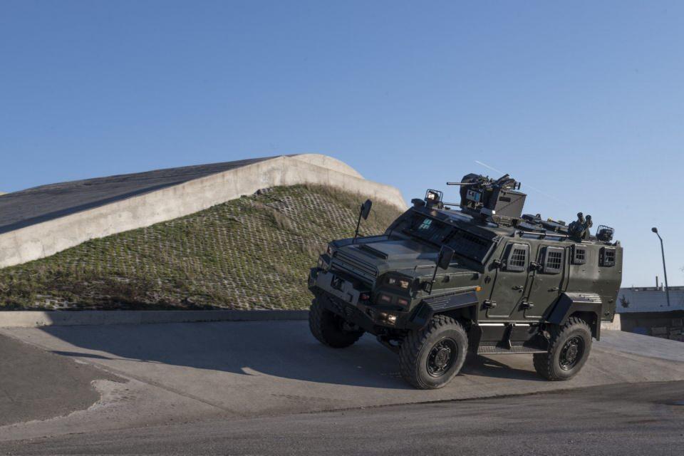 <p><strong>- Daha yüksek ateş gücü için 30 milimetre top</strong></p>

<p>Nurol Makina, kurduğu stantta askeri ve sivil ziyaretçilere Ejder Yalçın 4x4'ü tanıttı, test parkurunda da aracın tüm özelliklerini canlı gösterme imkanı buldu.</p>

<p> </p>
