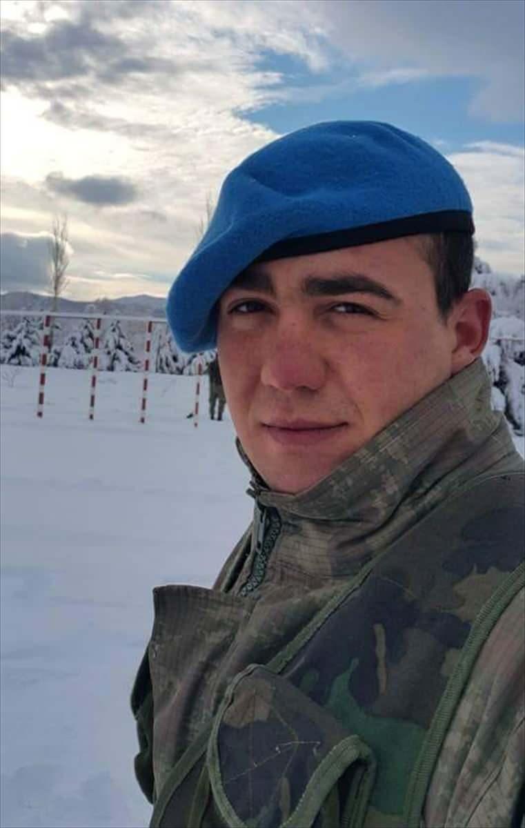 <p>Belimdeki kurşunu çıkaramadılar. Sol kolumda hareket kısıtlılığı var. Vatan sağ olsun. Her şeye rağmen düzenli olarak her ayın başında, 'tekrar beni alın' diye orduya dilekçe yazıyorum. Masa başında dahi olsa en azından kendi kamuflajımı giyip görev yapmak istiyorum. Bu duyguyu anlatamam."</p>
