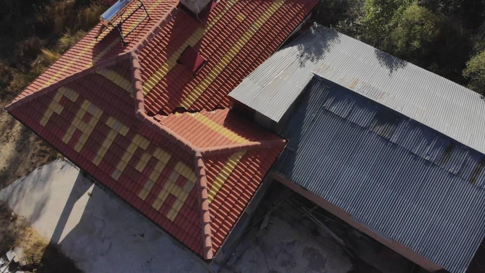 <p> Köy sakinleri 23 yıldır kızlarının, eşlerinin, ölen annelerinin, torunlarının ismini kiremitlerle çatılara yazarak geleneği sürdürürken, köye dışarıdan gelenler bu duruma şaşkınlıkla karşılıyor.</p>