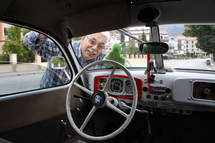 <p>Amasya’nın Suluova ilçesinde oto tamir ustası Kemal Bektaş, 70 yıllık klasik otomobiline gözü gibi bakıyor. </p>
