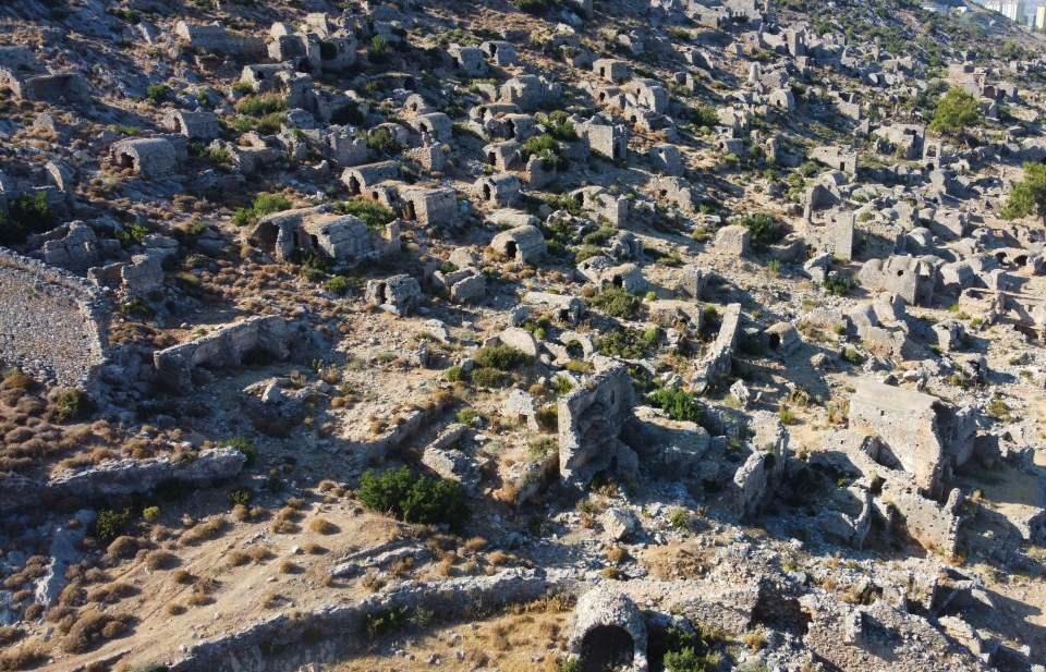 <p><strong>“Literatürde bilinmeyen bir kilise yapısı olabilir”</strong><br />
<br />
İlginç bir veri ile karşı karşıya kaldıklarına değinen Tekocak, "Burada sütunlu caddeyi beklerken adeta bir mezarlık alanıyla şimdilik karşılaşmış olmamız bizi farklı projeleri düşünmemize itiyor. Tabi ki kazı devam ettikçe çok daha farklı sonuçlarla karşılaşacağımızı düşünüyoruz. </p>
