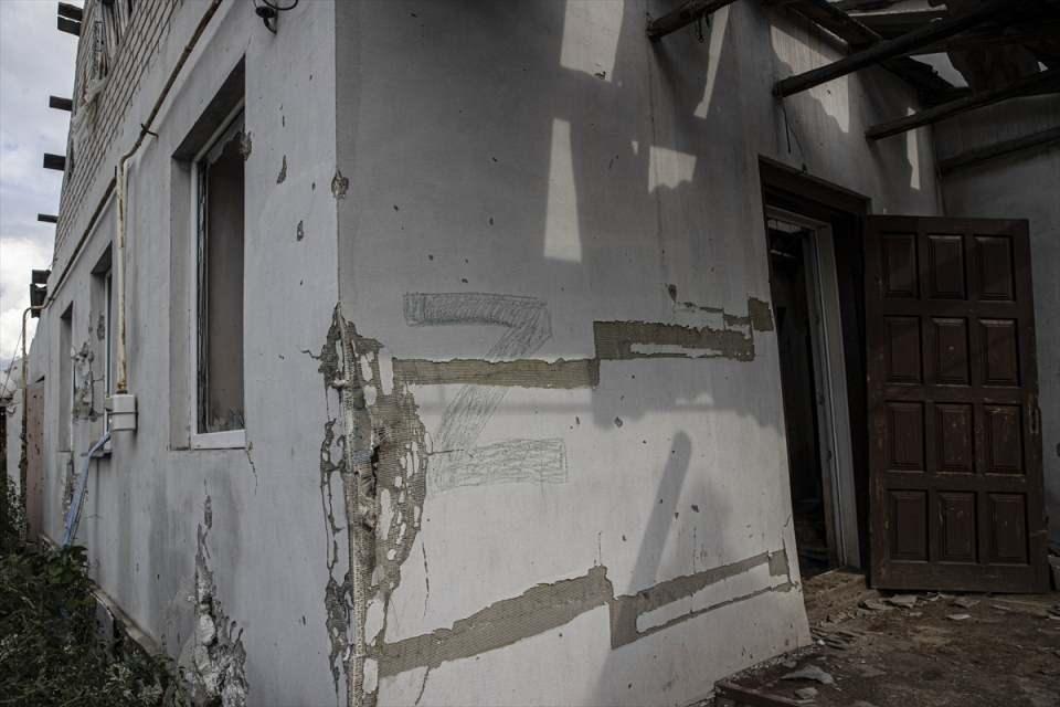 <p>Viktor ve Anya Rodkiy çiftinin Kamiyanka’daki evi, Rus güçlerinin saldırısında kullanılamaz hale geldi.</p>
<p> </p>