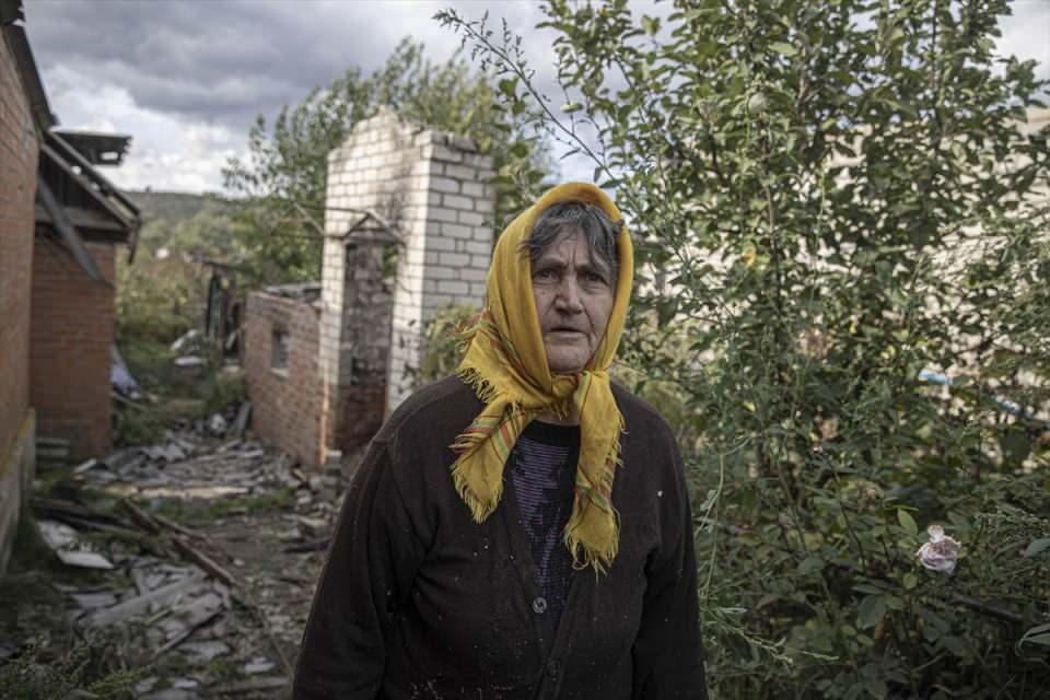 <p>İvankova, köyden ayrıldıktan sonra çatışmalar bitinceye kadar buraya gelmelerine izin verilmediğini ve bölgenin yeniden Ukrayna güçlerinin eline geçmesinden sonra ilk kez evine geldiğini ve geriye bir şey kalmadığını gördüğünü gözyaşlarıyla anlattı.</p>

<p> </p>
