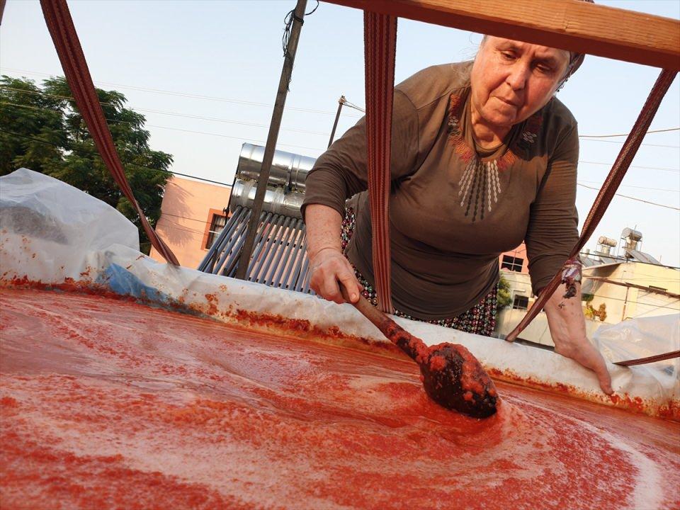 <p>Mahalle ve köylerde imece usulüyle salça yapan kadınlar, yıkayıp çekirdeklerinden ayırdıkları biberi, kilogram başına ödenen belli bir ücret karşılığında makinelerde çektiriyor.</p>
<p> </p>