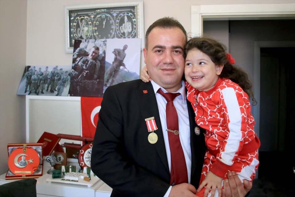 <p>Askerliğini yaptıktan sonra 2010'da Türk Silahlı Kuvvetlerine katılan, üç dil bilen ve uzun süre Suriye'de görev yaptıktan sonra Hakkari'ye atanan Piyade Uzman Çavuş Akata, Irak'ın kuzeyinde, Irak sınırındaki karakollarda ve üs bölgelerinde görev aldı.</p>

<p> </p>
