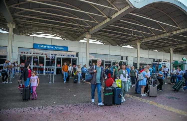 <p>Antalya'ya tatile veya iş amaçlı gelen yaklaşık 30 Rus vatandaşının, Antalya Havalimanı'ndan bugünkü uçuşlarını iptal ederek uçağa binmedikleri de kaydedildi.</p>