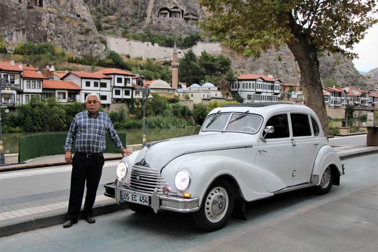 <p>Amasya’nın Suluova ilçesinde yaşayan Kemal Bektaş’a ait 70 yıllık klasik otomobil görenleri hayran bırakıyor. <br />
 </p>
