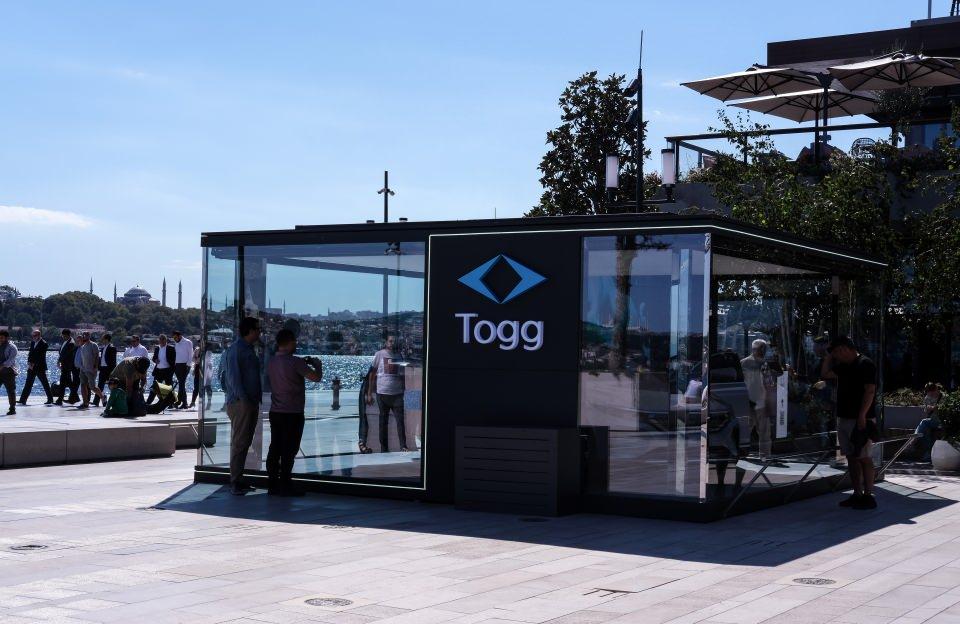 <p>TOGG teknolojilerinin sergilediği ‘Konsept Akıllı Cihazı’ Ayasofya ve Sultanahmet manzarası eşliğinde Galataport’ta görücüye çıktı. </p>
