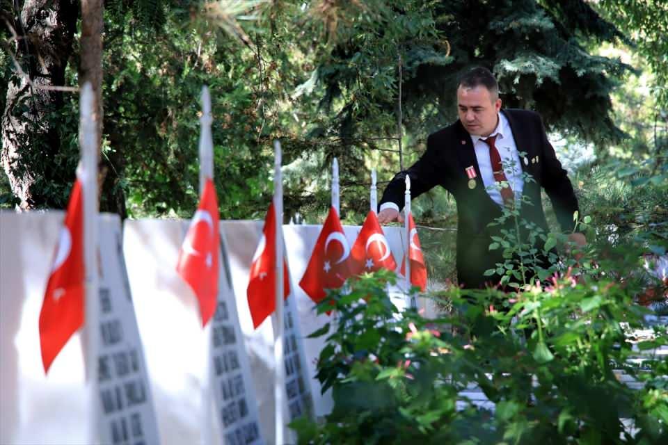 <p><strong> "Tekrar beni alın diye orduya dilekçe yazıyorum"</strong></p>
<p>Akata, AA muhabirine, gazi olduğu gün operasyona çıkmadan önce doğum günü olduğu için en son annesiyle konuştuğunu söyledi.</p>