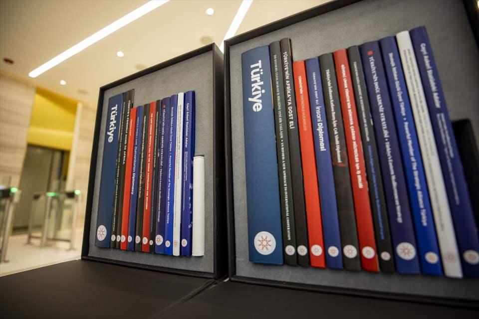 <p>Kitap setinde yer alan "Türkiye’nin Afrika’ya Dost Eli" isimli çalışmada ise, Türk milletinin Afrika halklarına ulaştırdığı insani yardımlardan bahsedilirken, Cumhurbaşkanı Erdoğan’ın liderliğinde Türkiye-Afrika arasındaki iş birliğinin geldiği seviye ve taşıdığı büyük potansiyel ortaya konuldu.</p>
<p> </p>