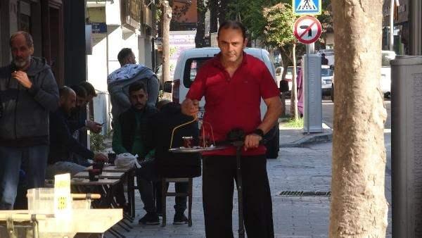 <p>İzmit'te eşiyle birlikte işlettiği çay ocağında her gün yüzlerce çay satan Murat İri (52), yaklaşık 250 metrelik caddede 40'ın üzerinde esnafa servis yapıyor. </p>
