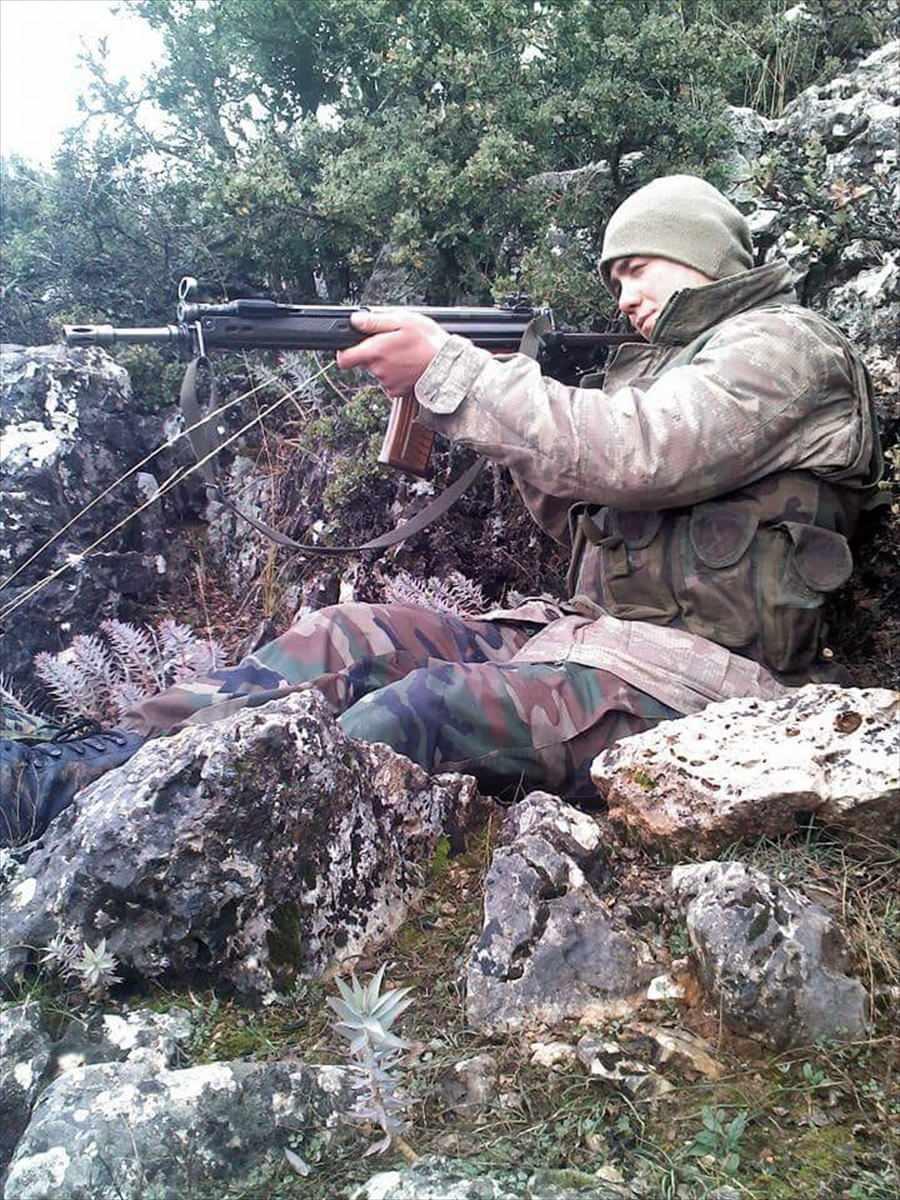 <p><strong>Vatan sevgisini ve gazilik mirasını dedelerinden aldığını anlatan Akata, şöyle devam etti:</strong></p>
<p>"Benim dedemin dedesi, Çanakkale gazisi ve İstiklal şehidi. Onun madalyasını da göğsümde taşıyorum. Onun oğlunun oğlu da Kıbrıs gazisi ve ben de onların torunuyum. Ben de terörle mücadele gazisiyim. Bizim ailemizde şehit de bitmez, gazi de bitmez. Benden önce ailemizde gaziler ve şehitler vardı. Benden sonra da olacak. Dedemizin Çanakkale gazisi olduğunu biliyorduk ama şehit olduğunu ve madalyası olduğunu, Genelkurmay raporlarından öğrendik. Raporlarda bacağının Çanakkale Savaşı'nda koptuğu ve ayağına tahta bağlayarak Kurtuluş Savaşı'na katıldığı yazıyordu. Bu bayrakta atalarımızın kanı var. Dedelerimin, benim kanım var. Çocuklarımın, torunlarımın kanı da olacak."</p>