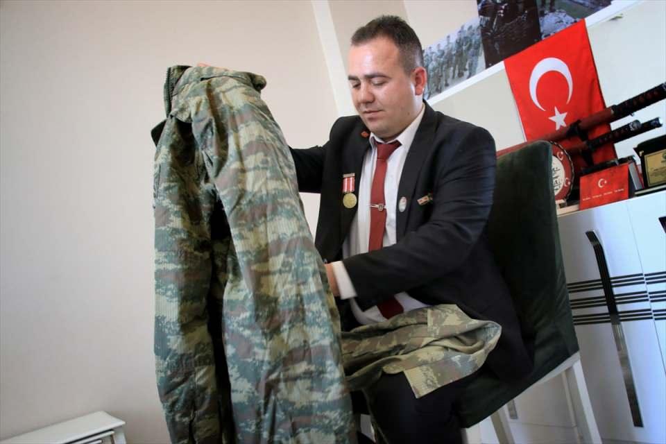<p>Aracın geçişi sırasında PKK'nın yola döşediği el yapımı patlayıcıyı infilak ettirmesi sonucu şehitlerin ve yaralıların bulunduğu saldırıda, ağır yaralanmasına rağmen diğer arkadaşlarıyla beraber teröristlerle çatışan Akata, kolundan ve belinden vuruldu.</p>
<p> </p>