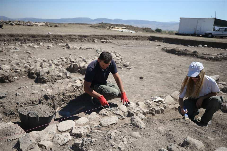 <p>Bu da ölü yemeğinin varlığına işaret etmekte; yani ölümünden sonra geride kalanların bir ölü yemeği düzenlediğini ve arta kalan kemikleri düzenli bir şekilde mezarın içerisine bıraktığını gösteriyor ki bu da sonraları özellikle Anadolu ve Yakın Doğu'da pek çok yerde gördüğümüz geleneğin erken örneklerinden birisi olarak karşımıza çıkıyor."</p>
<p> </p>