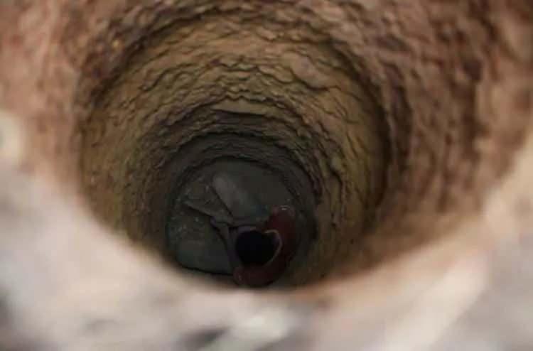 <p>Fildişi Sahili'nde altın bulmak için yeri kazan bir madenci.</p>