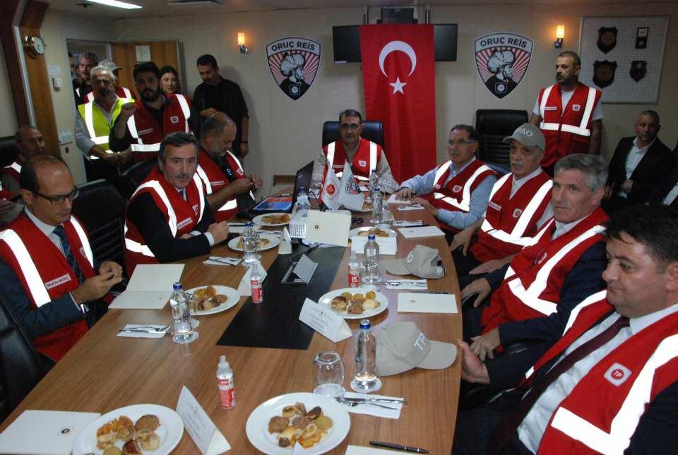 <p>Yaklaşık 2 bin 500 çalışan var, karada çalışanların sayısı 5 bin 500 civarında. Toplamda 8 bin insanımız çalışanımız yerli, yabancı projede çalışmalarını aralıksız sürdürüyor” diye konuştu.</p>
