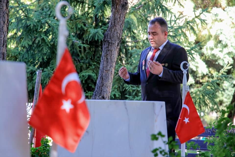 <p><strong>Akata, vücudundaki mermiye, kırıklara, platinlere ve yaralara rağmen gazi olarak emekli olmayı hiç istemediğini vurgulayarak, şöyle konuştu:</strong></p>

<p>"Tedavilerimiz devam ederken 15 Temmuz olmuş. Genelkurmay Başkanımız Hulusi Akar ziyaretime geldiğinde 'Gazim ayağa kalk, sizin gibi yiğit personele ihtiyacımız var.' dedi.</p>

