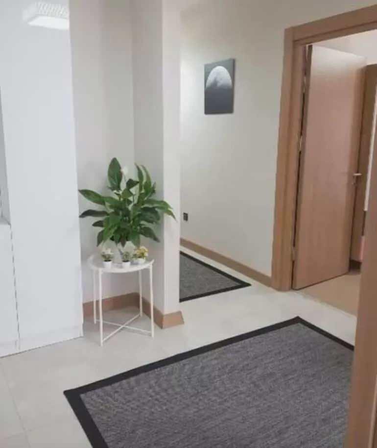 <p>Ayrı bir ebeveyn banyosu da bulunuyor. Her bir projede 15-20 blok alan bulunuyor. Bu proje İstanbul’da inşa edilecek 50 bin konutun baz alınacağı projedir. Esenler’de yapıldı. Çevre düzenlemeleri yapılıyor. Spor alanları, yeşil alanları, otoparkı ve çocuk alanları ile birlikte sitenin içerisinde insanların ihtiyacını karşılayacak özellikler mevcut.” </p>