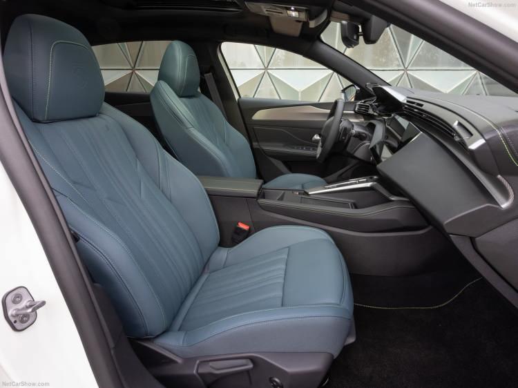 <p>Yeni Peugeot 308’in, standart konumdayken 412 litre olan bagaj hacmi, asimetrik katlanabilen arka koltuk sayesinde 1.323 litreye kadar genişletilebiliyor.</p>