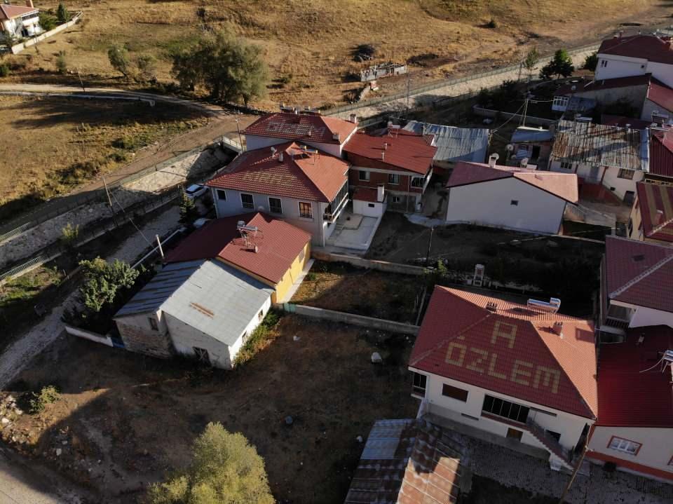 <p>Gümüşhane’nin Kelkit ilçesinde bulunan Akdağ köyünde, köy sakinleri torunlarının, eşlerinin ve sevdiklerinin isimlerini çatılara yazarak ölümsüzleştiriyor.</p>
