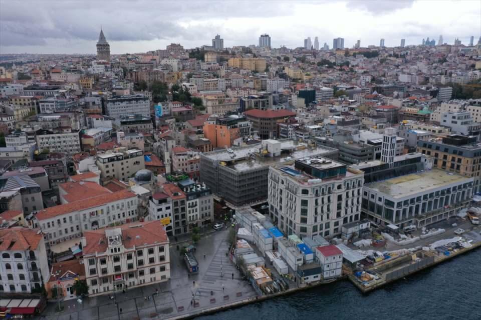 <p><strong>- "Taşınma için 1 ay süre istiyoruz"</strong></p>
<p>Yıkım kararı ile taşınmak zorunda kalacaklarını aktaran bir iş yerinin yöneticisi Bahattin Aktaş, "Tophane durağının karşısına taşınacağız ama maalesef bir ay kadar kapalı olacağız" dedi.</p>
<p> </p>