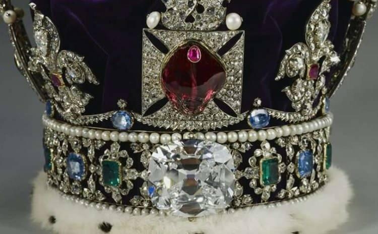 <p><span style="color:#000000"><strong>Kraliyet tacını süsleyen 317,4 karatlık "Afrika'nın İkinci Yıldızı" ile kraliçelerin broşlarını süsleyen toplam 160 karat ağırlığında "Afrika'nın Küçük Yıldızları" elmasları da Cullinan Elması'nın önemli parçaları arasında. </strong></span></p>