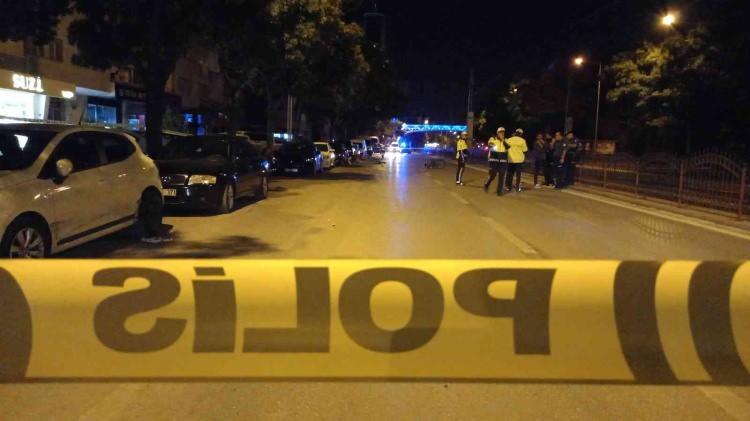 <p>Olay yerine sağlık ve çok sayıda polis ekibi sevk edildi. Sağlık ekiplerinin yaptığı kontrolde, bisiklet sürücüsü Tercan Akdoğan’ın olay yerinde hayatını kaybettiği belirlendi.</p>