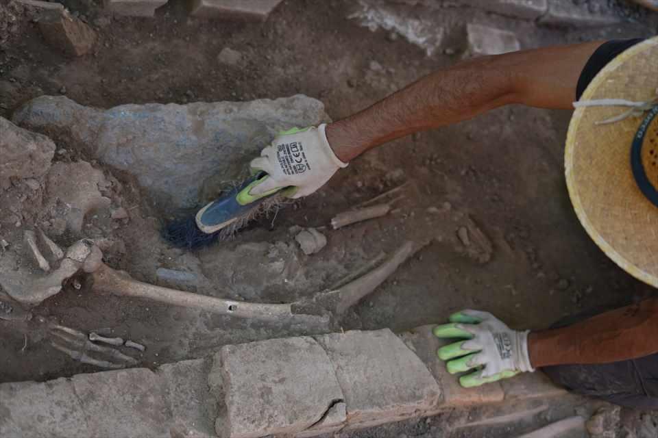 <p>Granada'nın 1492'den sonra zorla Hristiyanlaştırıldığını, bunu kabul etmeyen Müslüman ve Yahudilerin sürgün edildiğini hatırlatan Suliman, şöyle devam etti:</p>
<p>"1501'de Katolik Krallar aldıkları kararla, Müslüman mezarlıklarındaki taşların o dönem inşa edilen başta dini olmak üzere birçok yapıda kullanılması talimatını verdi. </p>