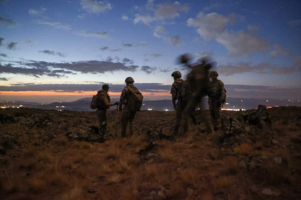 <p> </p>
<p>Güvenliğin sağlanmasının ardından içeri giren komandolar, burada da çok sayıda kalaşnikof, çeşitli silahlara ait 80 bin fişek, 16 el bombası, tabanca, şarjörler, basma düzenek ve örgütsel malzemeler ele geçirildi.</p>
<p> </p>
<p> </p>
<p> </p>
<p> </p>
<p> </p>
<p> </p>
<p> </p>
<p> </p>