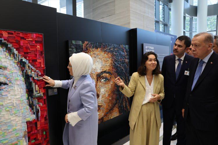 <p>BM 77. Genel Kuruluna katılmak üzere ABD'nin New York kentinde bulunan Cumhurbaşkanı Recep Tayyip Erdoğan ve eşi Emine Erdoğan, sanatçı Deniz Sağdıç tarafından hazırlanan "Atıktan Sanata Sergisi" gezdi.</p>
