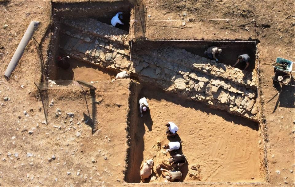 <p>Mersin’de antik liman kenti "Anemurium"da devam eden kazı çalışmalarında sütunlu cadde olabileceği düşünülen alanda biri bebek 4 bireye ait iskeletlere ulaşıldı. </p>
