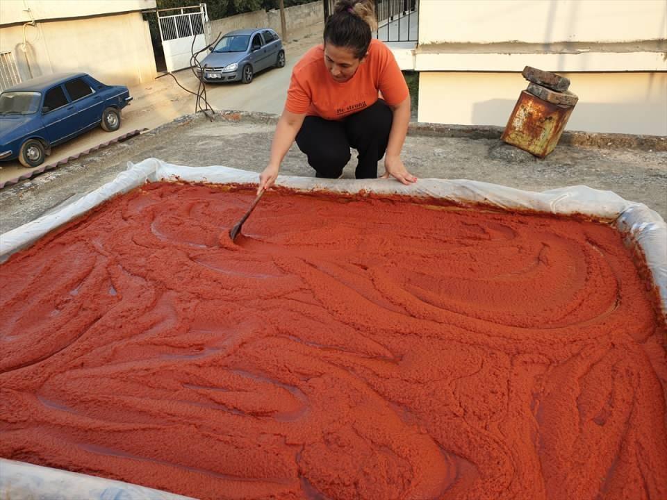 <p>Şu an işlerinin çok yoğun olduğunu anlatan Başdaş, kendisinin de evine biber salçası yaptığını belirtti.</p>
<p> </p>
