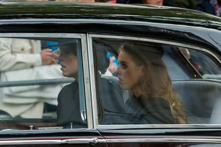 <p>Sussex Dükü Prens Harry ve eşi Düşes Meghan Markle ile kraliyet ailesinin diğer üyeleri katıldı.</p>
