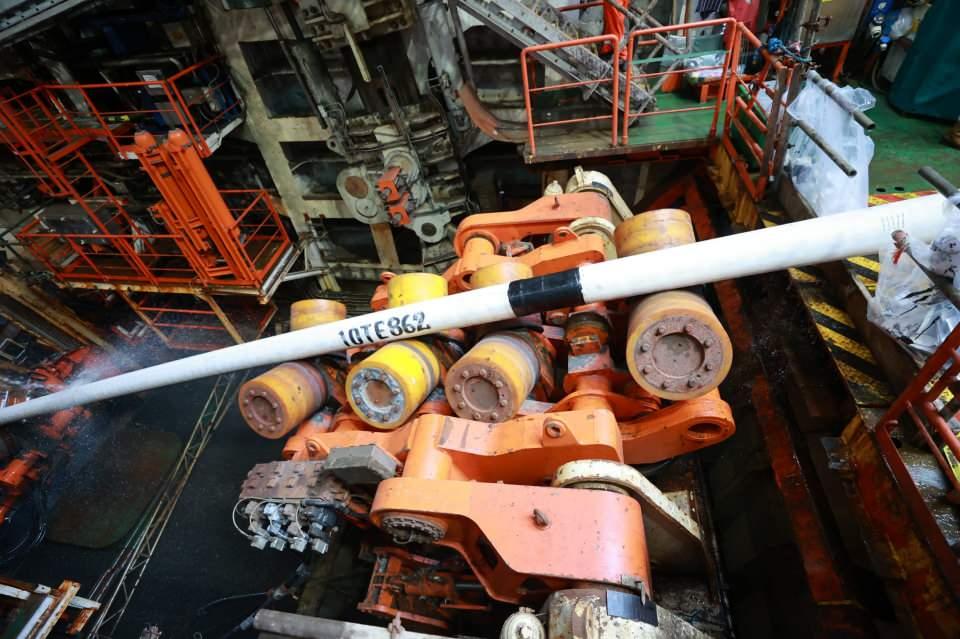 <p><strong>BORU HATTININ 140 KİLOMETRESİ TAMAMLANDI</strong></p>
<p> </p>
<p>Sakarya Gaz Sahası’ndan Filyos’a kadar olan 170 kilometrelik boru serim görevini yürüten Castorone gemisine gittiklerini ifade eden Bakan Dönmez, “15 Temmuz’da göreve başlamıştı, bugün yerinde bizzat inceleme yaparak çalışmaları görmüş olduk. </p>