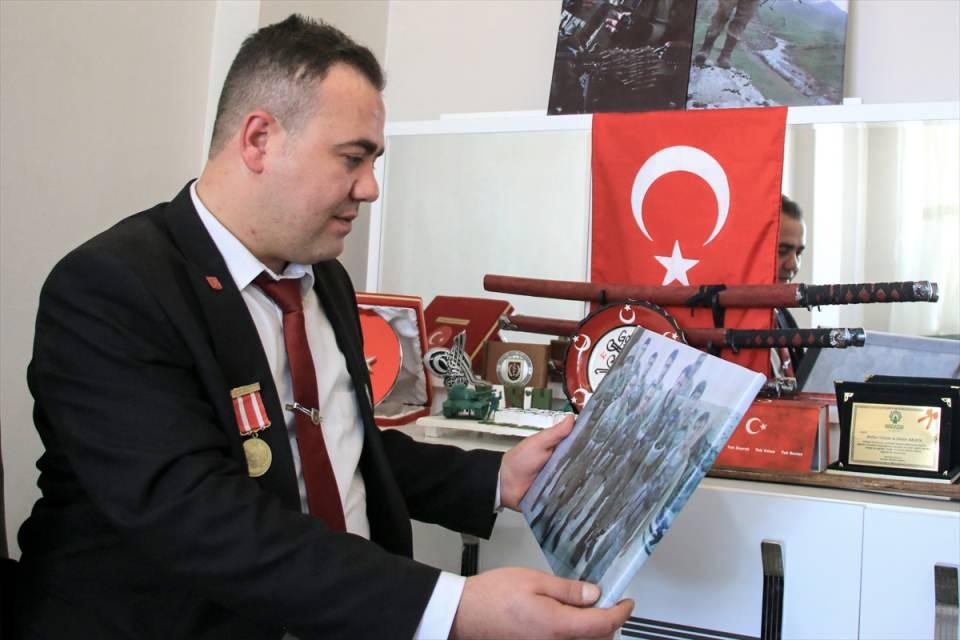 <p>Yüksekova yakınlarında 18 Mayıs 2016'da, teröristlerin saldırdığı özel harekat noktasına arkadaşlarıyla desteğe giden Akata'nın bulunduğu zırhlı araç, dönüş yolunda saldırıya uğradı.</p>

<p> </p>
