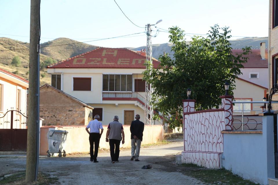 <p>Köyümüzün havası, suyu, komşuluğu güzel olduğu için köyümüzü seviyoruz ve vazgeçemiyoruz. Bu nedenle de kendi sevdiklerimizin ismini çatılara yazıyoruz.</p>
