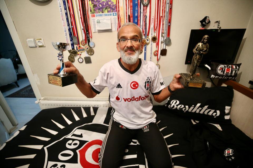 <p>Hayatında hiç sigara içmeyen Nakkaş, emekli olduktan sonra koşuya ağırlık vererek Türkiye'de katıldığı resmi ve özel yarışmalarda kendi yaş kategorisindeki madalyalar kazandı.</p>

<p> </p>
