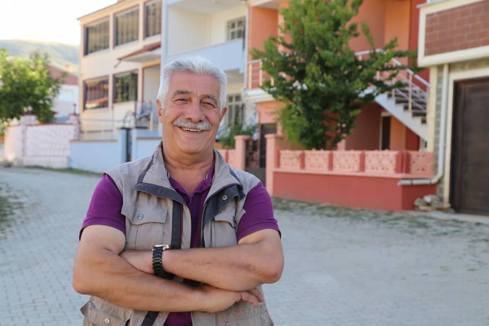 <p>Torunlarını, ailelerini, kızlarını sevdikleri için gelen giden görsün, dikkatini çeksin, okusun bilinsin diye çatılara yazmışlar” diye konuştu.</p>