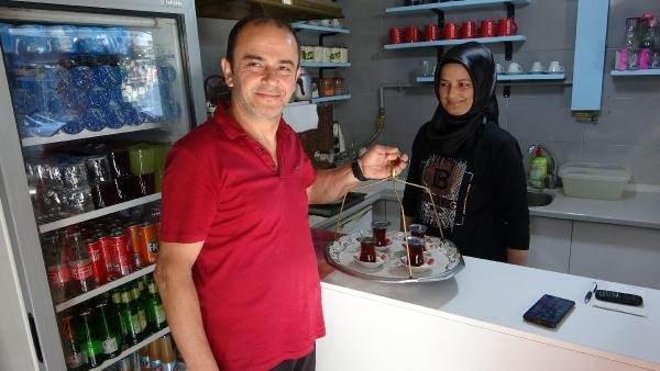 <p>İzmit ilçesi Mehmet Ali Paşa Mahallesi Zincirlikuyu Caddesi’nde, eşi Hülya İri ile birlikte çay ocağı işleten Murat İri, yaklaşık 250 metre uzunluğundaki caddede 40'ın üzerinde esnafa çay servisi yapıyor. Her gün 40 binin üzerinde adım attığı için yorulan </p>
