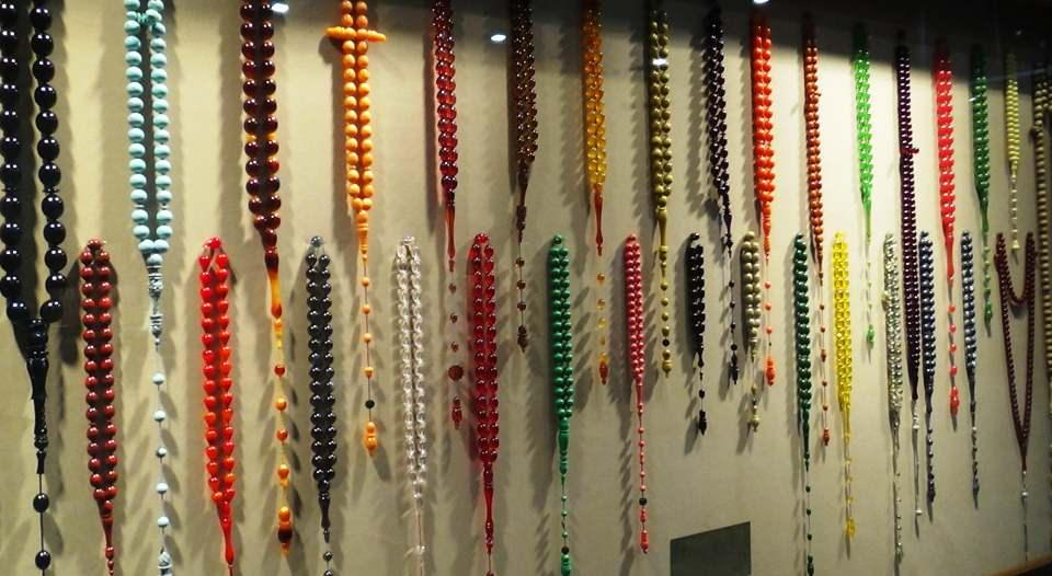 <p>Sergisi bulunan hem koleksiyoner hem de tespih ustası olan Arif Altunok, 2018’de Türkiye’ye geldiğini ve 2013 2014 yıllarında tespih sevdasının başladığını söyledi. Altunok, “2018 itibariyle Konya’da atölyede tespih yapımına devam ediyorum. </p>