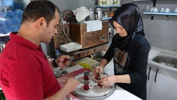 <p><strong>‘İŞİ HAFİFLEDİ’</strong></p>
<p>Çay ocağında eşiyle birlikte çalışan Hülya İri ise, "Biz ilk başta oğlumla birlikte çok olumlu bakmadık. 'Kaza yaparsın, yol çok kalabalık' dedik. Eşim çok ısrar edince, denemesine göz yumduk. Onun için çok iyi oldu. </p>