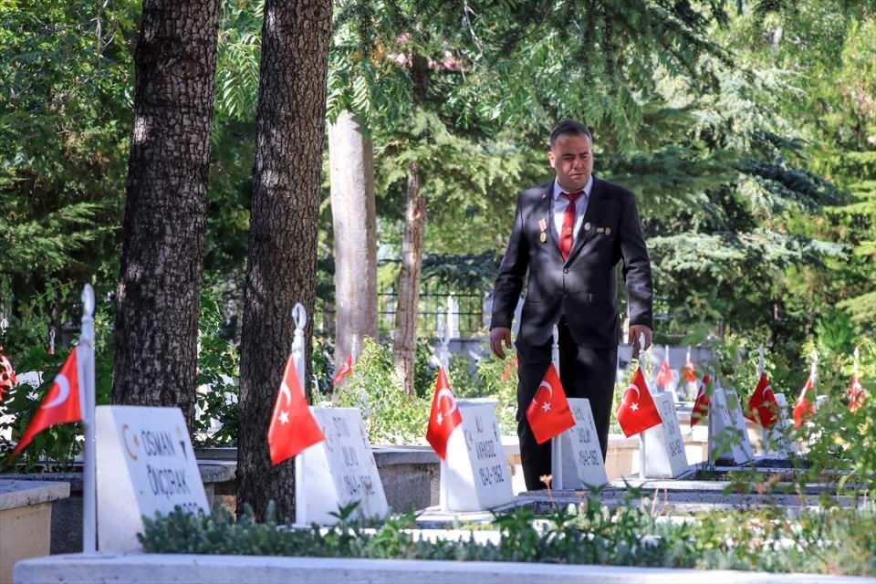 <p>O günden beri doğum gününü kutlamadığını belirten Akata, "Annem bana pasta yapacağını söylemişti. 18 Mayıs'tan beri bir daha hiç pasta yemedim. </p>
<p> </p>