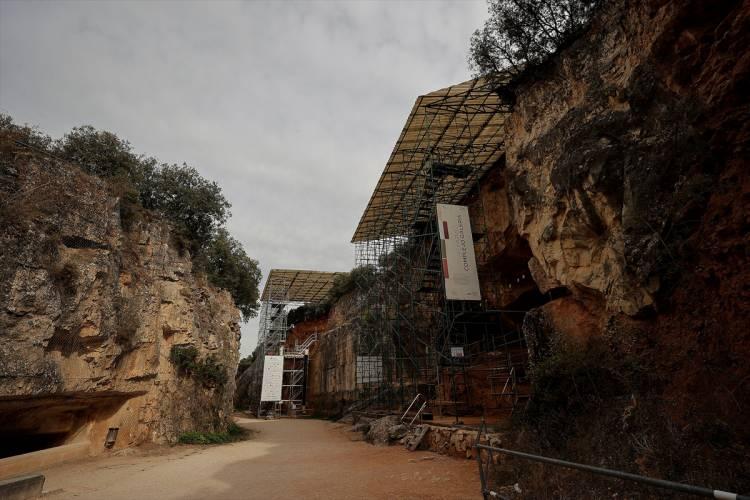 <p>Atapuerca’nın 19. yüzyıl sonlarında bölgede inşa edilmek istenen bir demir yolu çalışması sırasında ortaya çıktığını, ilk kazıların ise 1976'da başladığını anlatan Martin, bu zamana kadar Avrupa kıtasında bulunan en eski insan fosilinin bölgede 2007’de çıkartılan ve 1 milyon 200 bin yıllık olduğu belirlenen bir mandibula (alt çene) olduğunu kaydetti.</p>