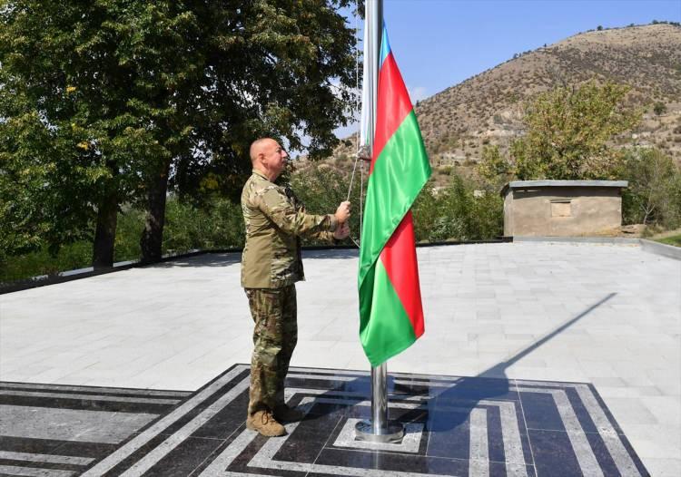 <p>Bildiri gereği 3 yılda Karabağ'daki Ermeni nüfusun kullanması için yeni yolun yapılması gerektiğini hatırlatan Aliyev, Azerbaycan'ın 1 yıl 8 ayda bu yolu tamamladığı ve 26 Ağustos'ta Azerbaycan ordusunun Laçın'a girdiğini anlattı.</p>

<p> </p>
