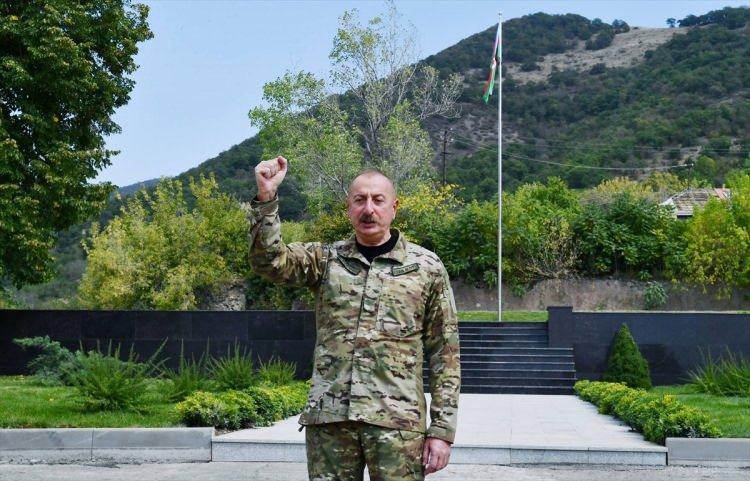 <p>Sınırda elde ettiğimiz mevziler, olası Ermeni provokasyonunu önceden görmemize ve gerekli önlemleri almamıza olanak sağlıyor. Murov Dağı'ndan Aras Nehri'ne kadar elverişli konumlardayız. Ermenistan'ın bizi onların topraklarına girdiğimizle suçlamasının hiçbir temeli yoktur. Birincisi, sınır dedikleri yerde olsaydı, sınır hattı inşa etmeleri gerekirdi. Bütün Karabağ ve Zengezur'un kendilerine kalacağına inanıyorlardı. Bu yüzden Azerbaycan-Ermenistan sınırında hiçbir şey yapmadılar. Yani sınırlar, tam belirlenmeden kimse sınırın nereden geçtiğini söyleyemez."</p>

<p>Aliyev, müzakerelere hazır olduklarını ve Azerbaycan ile Ermenistan'ın sınır belirleme komisyonlarının işine sorumlulukla yaklaştıklarını vurguladı.</p>
