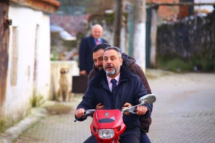 <p><span style="color:#000000"><strong>2000 yılında Şekerbank, 1999 yılında Demirbank ve yine aynı sene çektiği bir de Algida reklamında da boy gösteren ünlü oyuncu şu sıralar Ben Bu Cihana Sığmazsam dizisinde oynadığı Ethem Marna karakteriyle yoğun ilgi görüyor. </strong></span></p>
<p> </p>